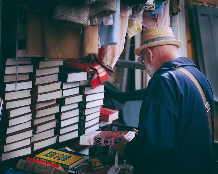 Hombre consultando libros en una librería